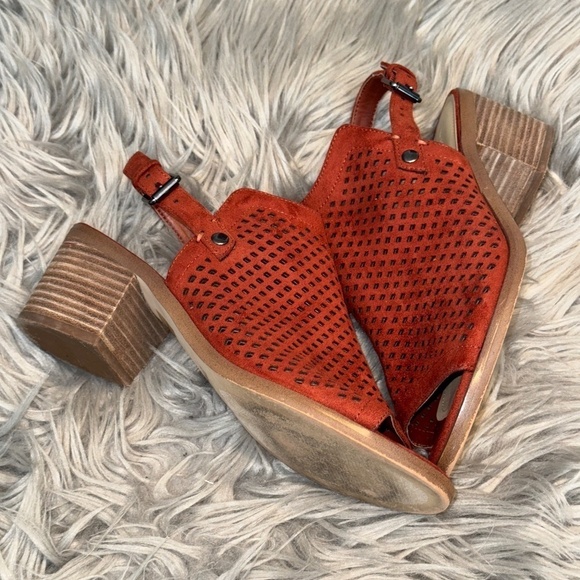 EUC Marc Fisher Sasha Faux Suede Eyelet Sandal Block Heel Open Toe Size 8.5 - Picture 3 of 9